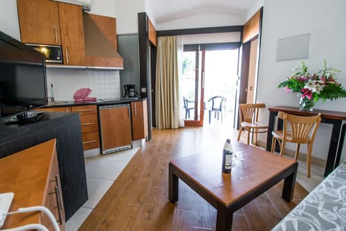 HL Miraflor Suites Hotel