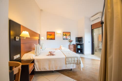 HL Miraflor Suites Hotel