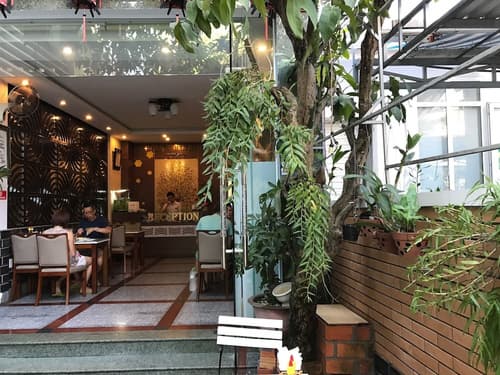 Ruby Hotel, Interior entrance