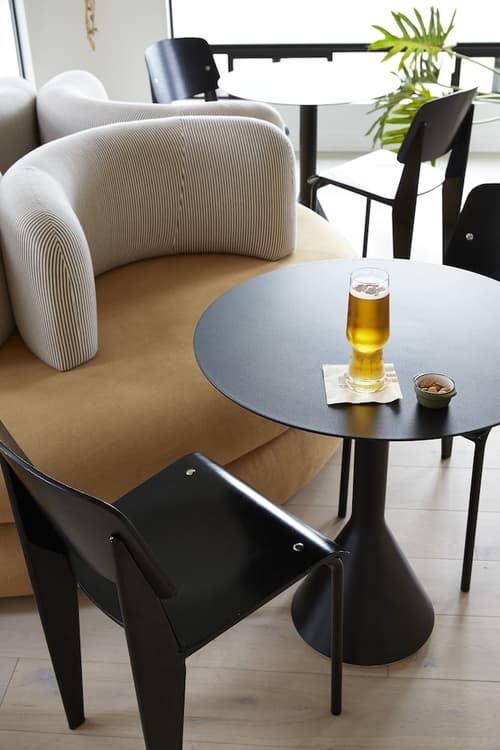 White Water, Lobby lounge