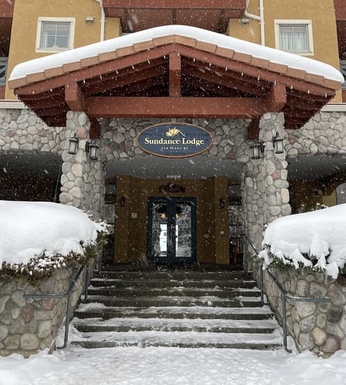 Sundance Lodge, Front of property