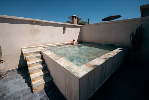 Ryad Selyen, Rooftop pool