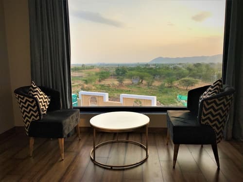 Sterling Pushkar, Room