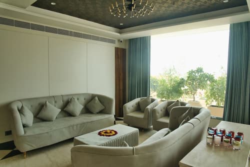 Sterling Pushkar, Lobby sitting area