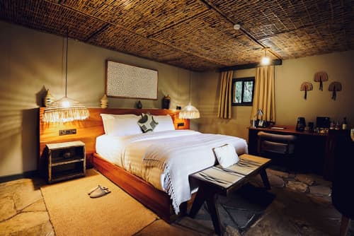 Sambora Kinigi, Primary image