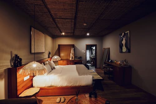 Sambora Kinigi, Room