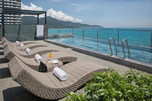 Mangata Beachfront Hotel, Rooftop pool