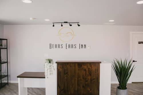 Bears Ears Inn, Reception