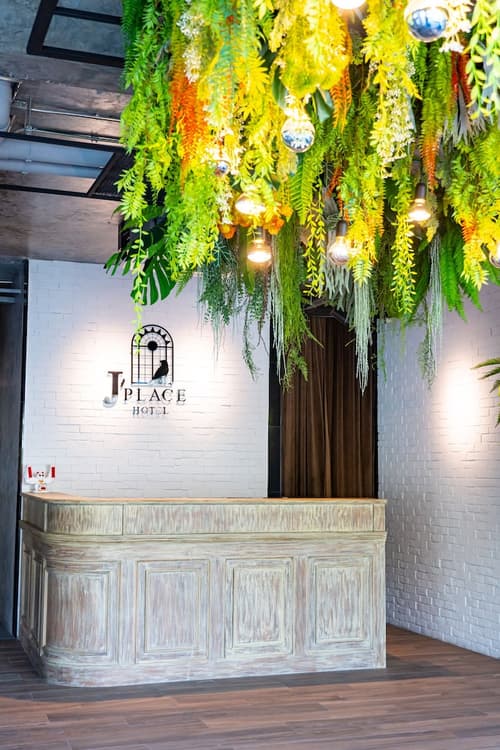 J Place Hotel