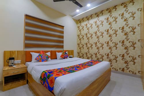 FabHotel Super 3 Premium - 800m from Kashi Vishwanath Temple, Room