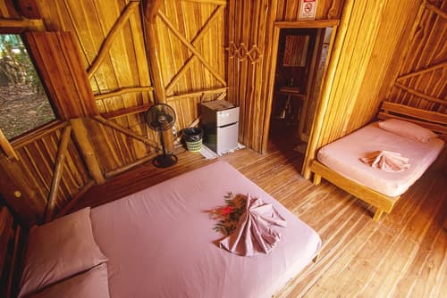 Don Jons Lodge -Surf & Yoga, Room