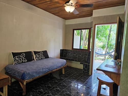 Don Jons Lodge -Surf & Yoga, Living room