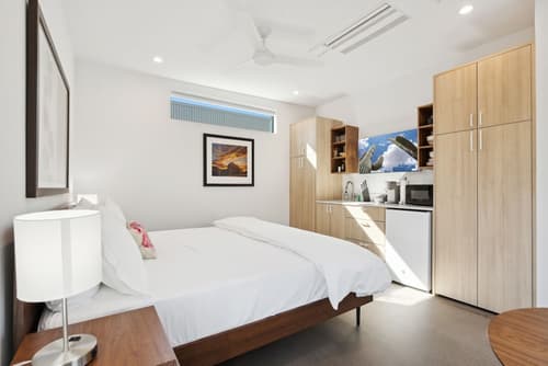 4Square Complex, Room