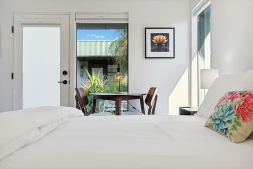 4Square Complex, Room