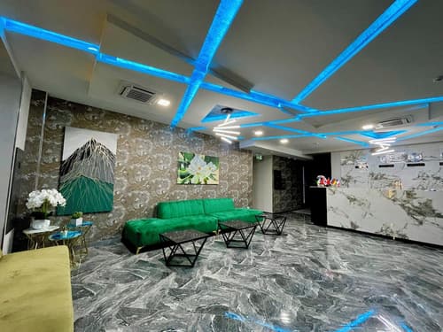 Alpha Plaza, Lobby sitting area