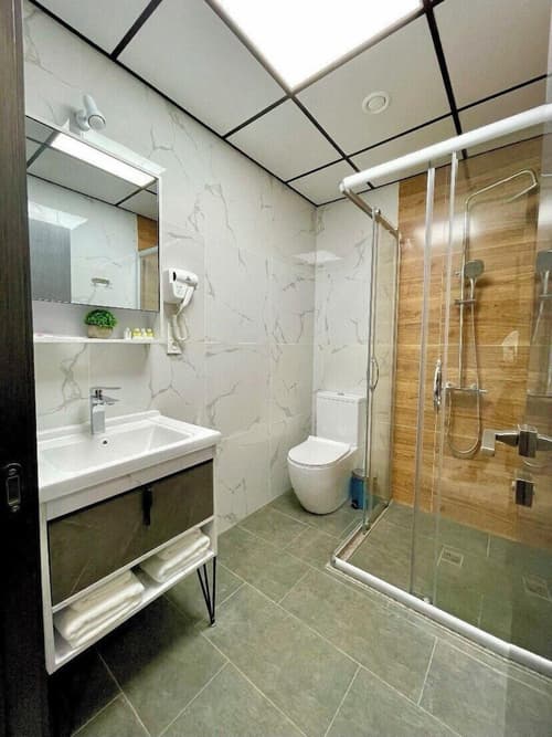 Alpha Plaza, Bathroom