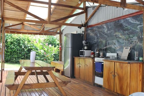 Le Petit Hotel, Exterior