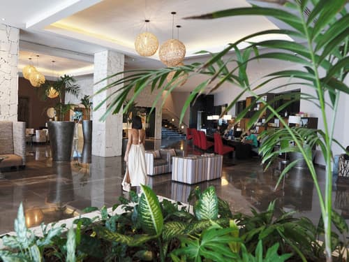 Grand Oasis Riviera, Concierge desk