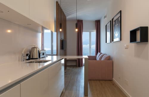 Horta Bay, Primary image