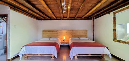 El Gran Chaparral, Room