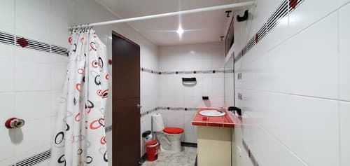 El Gran Chaparral, Bathroom