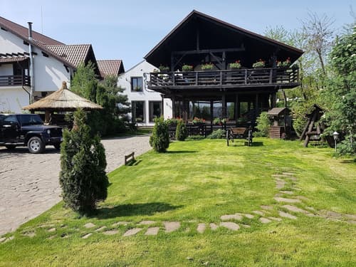 Casa Drumeţului, Front of property