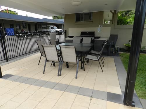 Golden Palms Motor Inn, 