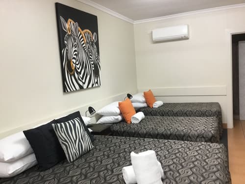 Golden Palms Motor Inn, 