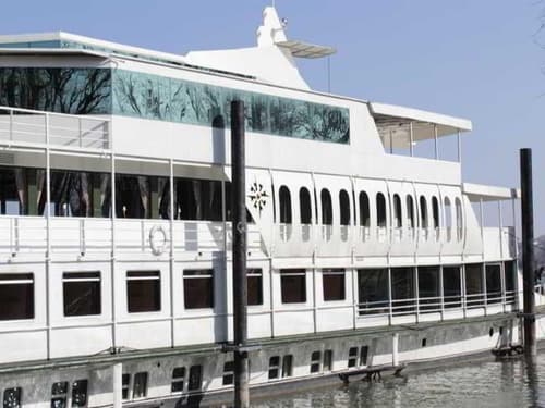 Compass River City Hotel, 