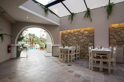 Parasol Luxury Hotel & Suites, 