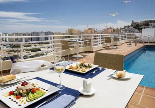 Royal Plaza, Restaurant