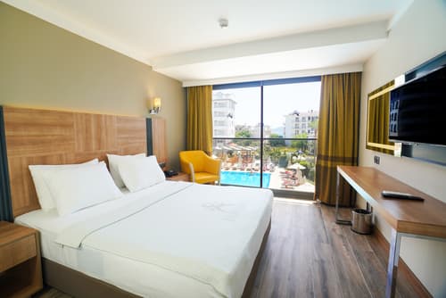 Ada Julian Hotel
