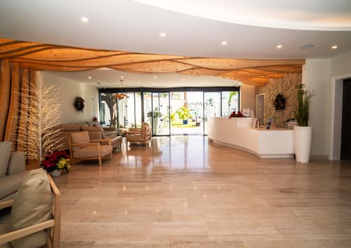 HL Miraflor Suites