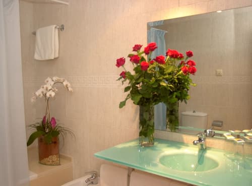 Amaraigua Adults Only, Room