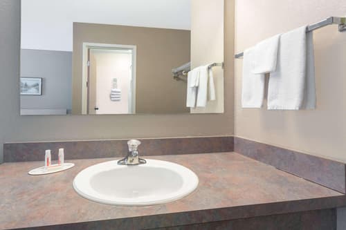 Super 8 by Wyndham Golden