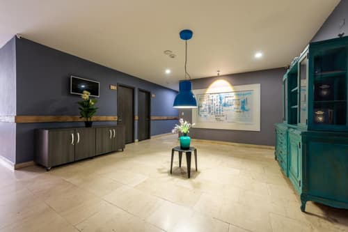 Blue Concept, Lobby