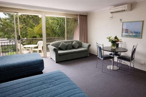 B.w Fairway Motor Inn, 