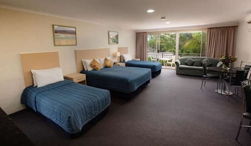 B.w Fairway Motor Inn, 