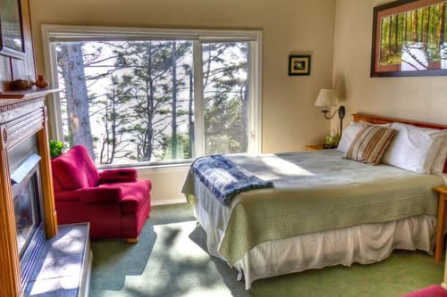 Tyee Lodge Oceanfront B&b