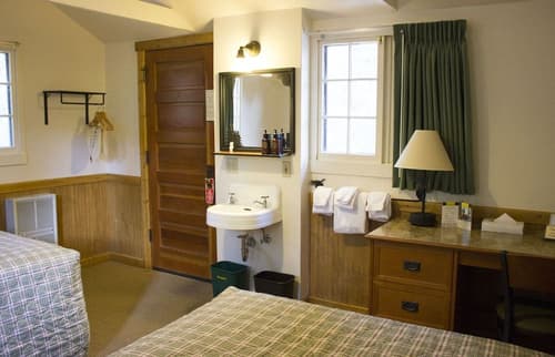 Old Faithful Lodge & Cabins - Inside The Park, 