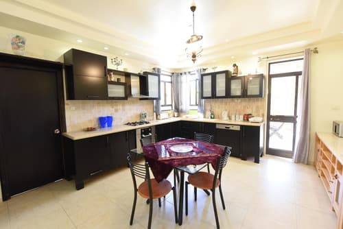 Flintstone Guest House בית ההארחה בן 11 החדרים אינו וילה פרטית אתם מזמינים רק חדרים לא את כל הוילה