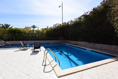 Flintstone Guest House בית ההארחה בן 11 החדרים אינו וילה פרטית אתם מזמינים רק חדרים לא את כל הוילה