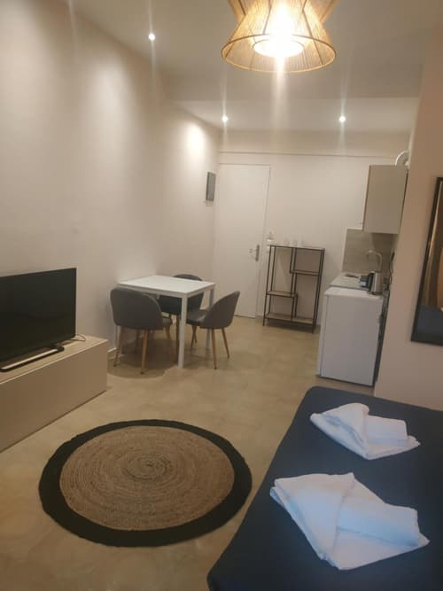 Elthimia's apartment, 