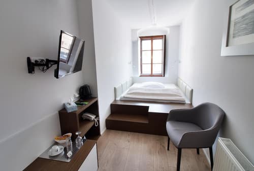 Hotel 100