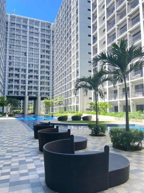 E & R Staycation Condotel near Mall of Asia, 