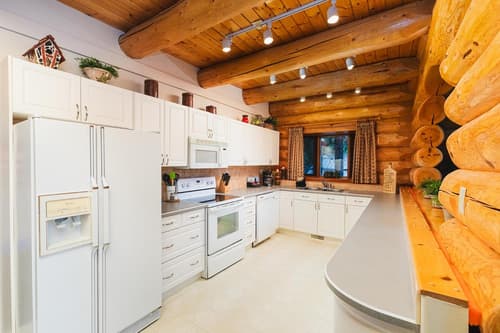 Overlander Mountain Lodge