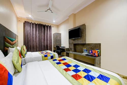 Hotel Pearl Plaza - In City Centre Connaught Place & Walk IN NDLS Station