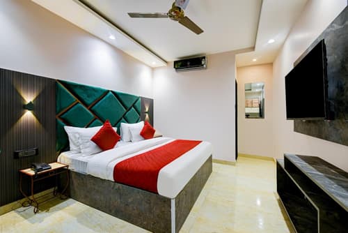Hotel Pearl Plaza - In City Centre Connaught Place & Walk IN NDLS Station