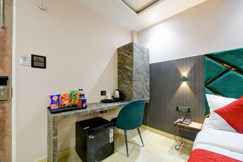 Hotel Pearl Plaza - In City Centre Connaught Place & Walk IN NDLS Station
