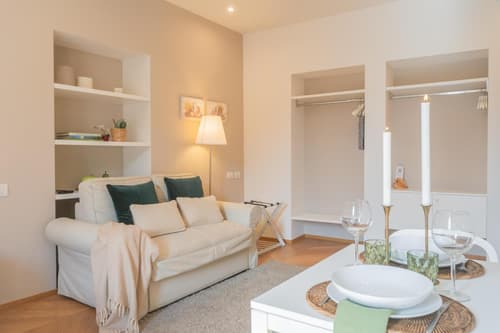 MT Studios by Rent All Como